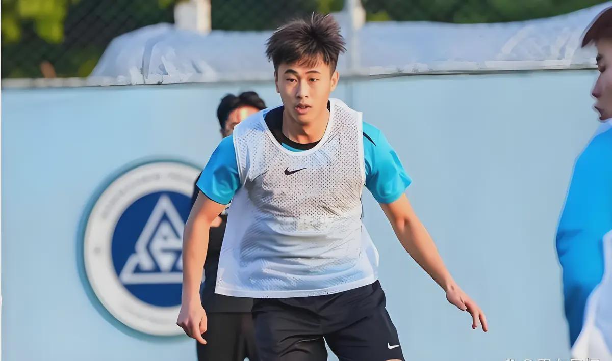 开云app-从希望之星到“玻璃人”:戴伟浚的两次冬训,中国足球的一声叹息